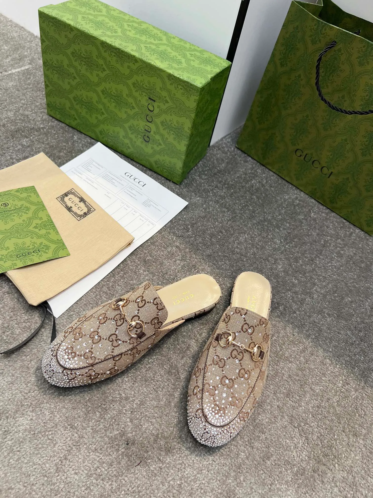 👟👟Ex-factory price 380👟👟 Genuine leather sole +50 Original quality guccisummer's latest limited edition slippers, top quality, purchased genuine development original special hot diamond process classic double G presbyopic inner sheepskin with Italian original board material and craftsmanship are the same as the original! Code number: 35-42,